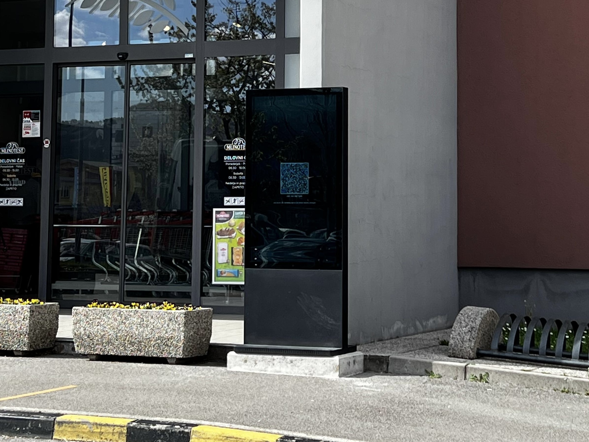 OUTDOOR LCD KIOSK