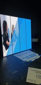 LED iPOSTER as replacment of roll up display – everything you need to know about iPOSTER